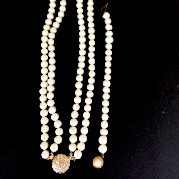 Real Pearl Necklace With Diamonds and Gold Clasp - Picture 5 of 16